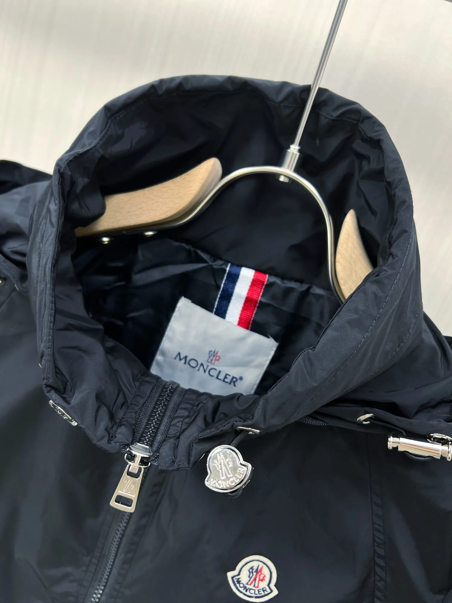 。MONCLER 2026FW ， ， 。 ， 。10 ， ， ， ， 。 ， ， ， ， ， ！ ， ， ， ， 。 ， ， ， 。 ， ！ ， Classic ！ ， ， ， 。 ， 。 HS。Sizes：M-3XL